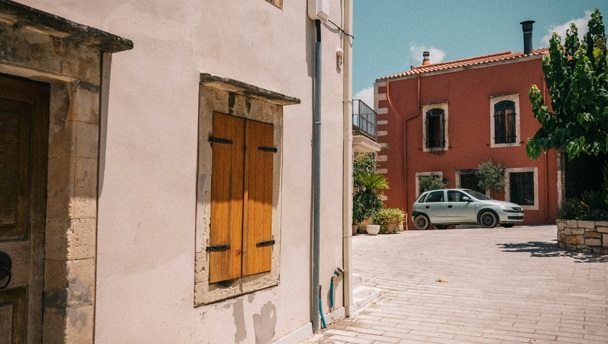 Paris: The Villa of Alésia, This Popular Street Housing Artists Workshops, Cobbles, and Celebrity Homes