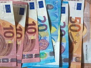 Lors d'une soirée en discothèque, les clients tentent de payer avec de faux billets, c'était sans compter sur la perspicacité du gérant