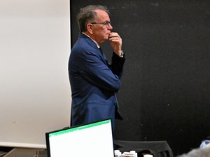 ANALYSE. Municipales 2026 : maire de 2008 à 2026 à Rodez, Christian Teyssèdre, la fin d'une ère