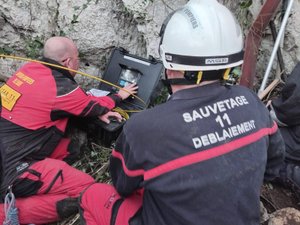 Un petit chien se coince dans une faille au milieu des rochers, les pompiers mettront plus de deux jours à le tirer d'affaire