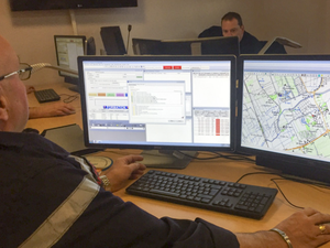 La sexagénaire fait un arrêt cardio-respiratoire au matin, un homme guidé au téléphone par les secours et un pompier en repos lui sauvent la vie