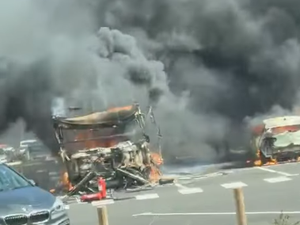Un camping-car et une voiture s'embrasent de concert sur un parking de supermarché en Occitanie