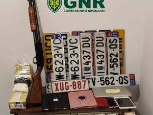 Disparus de l'Aveyron : plaques d'immatriculation, arme à feu... Cédric Prizzon arrêté au Portugal avec un incroyable attirail