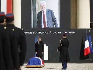 Hommage national à Lionel Jospin : Emmanuel Macron salue un "esprit pluriel qui refusait de séparer éthique et politique"