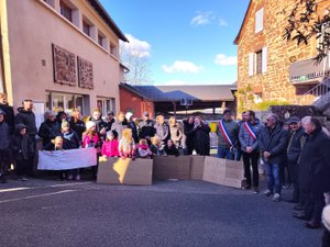 "Perdre une classe, c'est risquer de perdre des familles" : parents d'élèves et habitants font blocus devant cette école en Aveyron