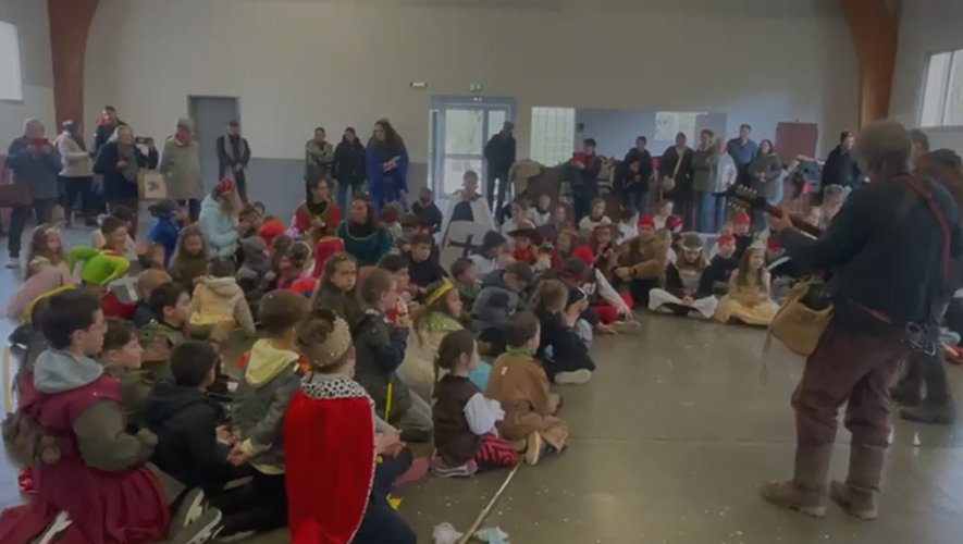 Villefranche-de-Panat. Χωρίς παρέλαση αλλά με μουσική: εορταστικό καρναβάλι παρά τις ιδιοτροπίες του καιρού