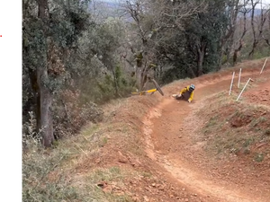 Lancé à pleine vitesse, un vététiste percute un animal qui surgit sur le circuit d'une épreuve de descente VTT
