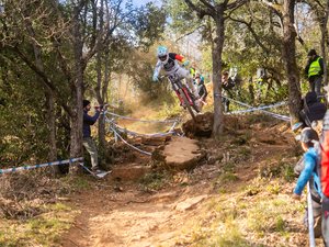 Descente VTT : l'Allemand Henri Kiefer et l'Héraultaise Lisa Bouladou s'imposent sur l'épreuve de DH de la SR Suntour à Millau, Marine Cabirou finit deuxième