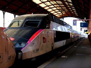 Les passagers d'un TGV bloqués pendant huit heures cette nuit dans un tunnel, sans eau, ni communication