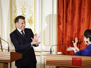 VIDÉO. Visite d'Emmanuel Macron au Japon : quand les chefs d'État français et japonais échangent un Kamehameha en fin de conférence de presse