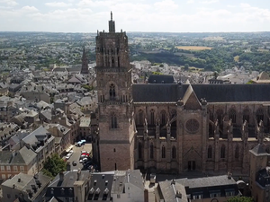 Concert de Céline Dion à Rodez, éclairage noir hommage à Pierre Soulages... La cathédrale, star des blagues pour un "Poisson d'avril"