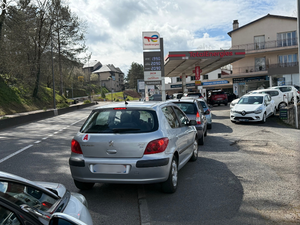 VIDÉO. "Ça commence à faire beaucoup, les loisirs se font à pied" : les Aveyronnais face à la hausse des prix du carburant