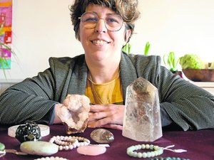 "On y croit ou on n'y croit pas, mais les gens ont besoin de se rassurer" : les pierres des fées de Marie Blondeau font de l'effet en Aveyron