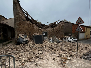 VIDÉO. Un bâtiment s'effondre au coeur d'un village d'Occitanie, deux voitures écrasées, l'électricité coupée