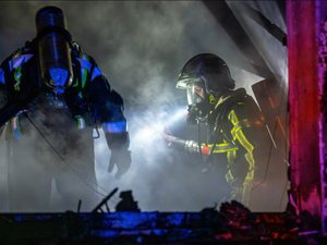 Sa villa s'embrase totalement, une bonbonne de gaz explose, la sexagénaire brûlée par les flammes évacuée par trois hommes qui l'arrachent au brasier