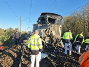 Collision entre un TGV et un poids lourd : le conducteur du train âgé de 56 ans n'a pas survécu, au moins 27 blessés