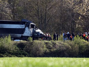 "Un accident gravissime" : le TGV a percuté le camion à 160 km/h, le conducteur du train est mort, deux passagers sont en urgence absolue, le point sur la situation