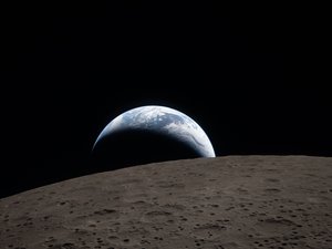 CLIN D'RIL. Dans un monde sens dessus dessous, et si pour une fois c'était la Terre qui se couchait derrière la Lune ?