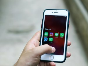 "Une mesure difficile mais nécessaire " : la Grèce va interdire l'accès aux réseaux sociaux aux jeunes de moins de 15 ans, quels pays ont franchi le pas ou s'y préparent ?