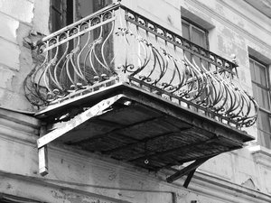 Un balcon s'effondre sur le trottoir au passage d'une famille qui rentrait du restaurant : la mère meurt ensevelie sous le béton et les gravats