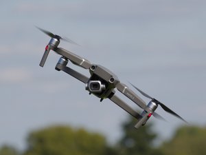 Il pense avoir affaire à des cambrioleurs, l'homme de 76 ans tire sur un drone au fusil de chasse : l'appareil appartenait à la mairie