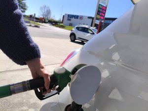 "Il va falloir s'habituer à payer le litre de gasoil à 2 ¬" : l'économie aveyronnais frappée par le prix des carburants, les professionnels pointent du doigt des démarches "scandaleuses"