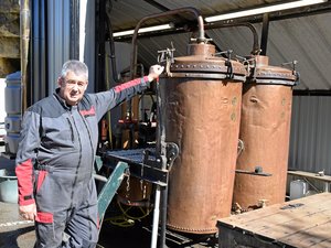 REPORTAGE. "C'est un métier en voie d'extinction et c'est bien dommage" : Jean-Paul Bories est l'un des derniers bouilleurs ambulants en Aveyron