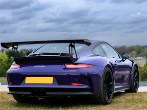 Une femme de 92 ans flashée en Porsche à 228 km/h : quand un poisson d'avril un peu trop alléchant trompe les médias