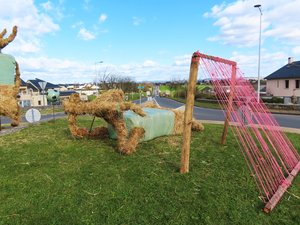 L'image du jour : les vachettes de paille sont de sortie dans cette commune de l'Aveyron pour annoncer l'apéros bandas
