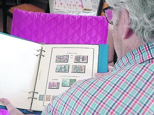 "Qu'il me rende mes timbres, j'en suis malade" : un Aveyronnais démunis depuis le vol de sa collection commencée en 1954