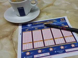 Il achète par hasard un ticket d'EuroMillions pour compléter un achat par carte bleue, oublie son ticket sur la table de la cuisine et découvre un mois plus tard avoir gagné