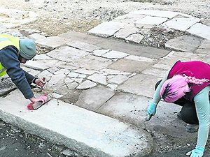 "Les vestiges vont être conservés" : deux dalles funéraires découvertes au centre de ce village de l'Aveyron