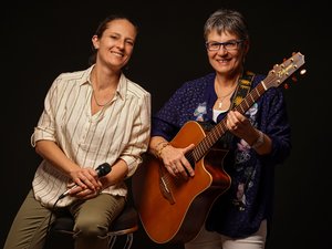 "Dès l'enfance, je tricotais les mots" : Barbara Deschamps prend la clé des chants au Nayrac pour un concert avec sa fille Céline