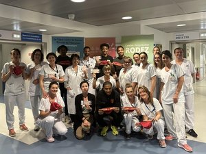 Invitations au match et bonnets médicaux : les joueurs du Raf en soutien de l'hôpital de Rodez