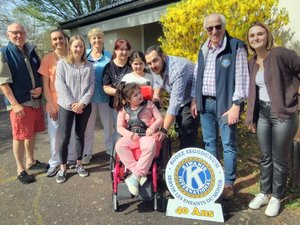 Un fauteuil roulant adapté grâce aux bénéfices du Salon du chocolat : les Kiwanis de Rodez au chevet de la jeune Sofya