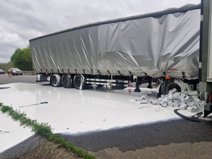 Insolite : deux poids lourds victimes d'un accident, l'un d'entre eux transportait des pots de peinture, une partie de l'autoroute repeinte en blanc