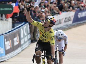 VIDÉOS. Cyclisme : il en rêvait, Wout Van Aert l'a fait en frustrant Pogacar sur le Paris-Roubaix