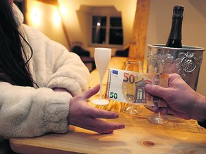 "Il faut accepter qu'on est là et faire en sorte qu'on soit intégré" : dix ans après, où en est la loi contre la prostitution ?