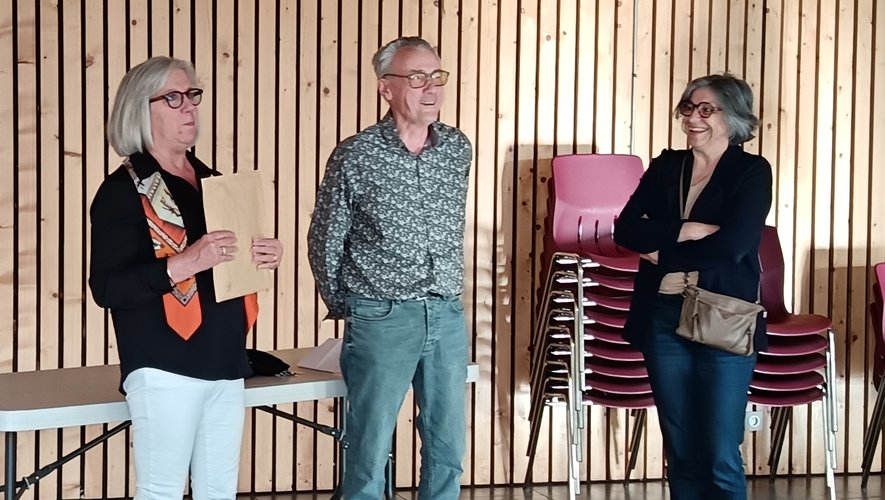 Santa Radegunda. Un cheque de 3,064 euros para la Liga contra el cáncer.