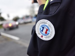 Ivre, une mère frôle un cycliste puis percute un bus scolaire en allant chercher sa fille à l'école