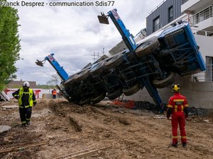 Une grue de 15 tonnes s'effondre sur une maison : une mère et son bébé sont miraculés, deux familles relogées