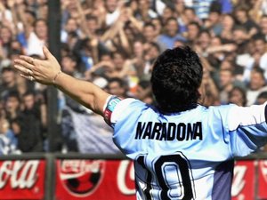 Mort de Diego Maradona : pourquoi un deuxième procès s'ouvre-t-il en Argentine, six ans après la disparition de la légende du foot ?
