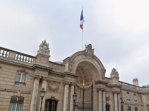 "Des opérations de perquisition" : pourquoi enquêteurs et magistrats du Parquet national financier se sont présentés à l'Élysée, ce mardi ?