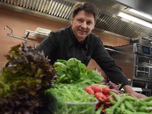 VIDÉO. "Dompteur de plantes" et chef étoilé, Hervé Busset à nouveau sacré à Rodez
