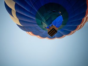 Une montgolfière touche des lignes électriques lors de son atterrissage et prive 400 foyers de courant
