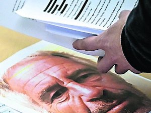 Affaire Epstein : "Essayée" dans la colonne "pénétration", le tableau Excel glaçant trouvé dans l'appartement parisien du milliardaire