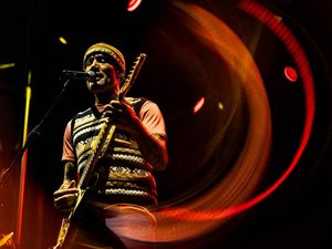 Elle tente de revendre une des six guitares volées la veille, celle dédicacée par le musicien américain Ben Harper, en tournée cet été