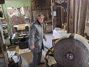 "Chacun repart avec l'huile" : au moulin de Rodiez en Aveyron, Robert Antraygues fait vivre l'or des noix avec passion