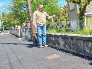 Ils traînaient dans les jardins, dans les haies, sur le trottoir : après une tempête en Aveyron, Orange a mis un an à raccrocher les câbles sur le poteau électrique