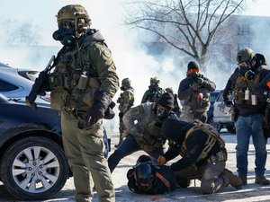 Son mari américain décède, une Française de 85 ans arrêtée, menottée et placée en centre de rétention par la police de l'immigration